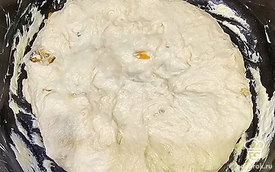 Сверху выложите оставшееся тесто, сформируйте пирог.