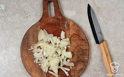 Нарежьте лук тонкими четвертинками колец. Поставьте сковороду на слабый огонь, растопите на ней 50 г сливочного масла.