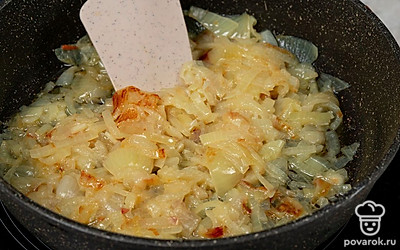 Выложите в масло лук и потушите его, периодически помешивая, в течение 20-25 минут.