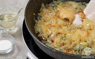 Приправьте лук в сковороде уксусом, горчицей, сахаром и оставшейся солью. Перемешайте и потушите лук в течение еще 5-7 минут.
