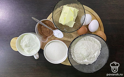 Подготовьте ингредиенты. Духовку поставьте разогреваться до 180 градусов. 