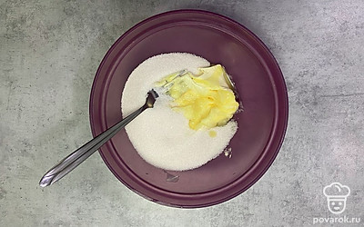 Сливочное масло разотрите с сахаром.