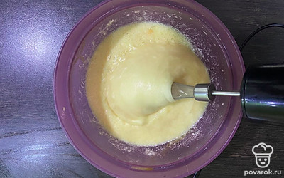 Добавьте яйца и взбейте миксером. 