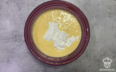 Выложите сметану и перемешайте. 