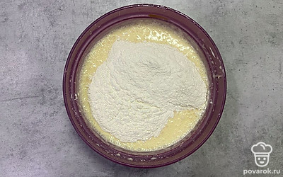 Введите муку и разрыхлитель.