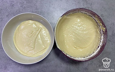 Взбейте все миксером и разделите полученное тесто на две равные части. 