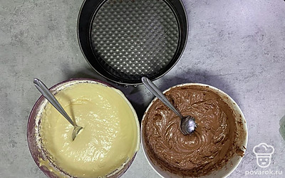 В одну часть положите какао и перемешайте.