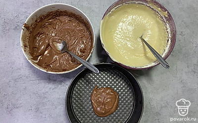 В форму для запекания, смазанную сливочным маслом, выложите столовую ложку теста с какао.