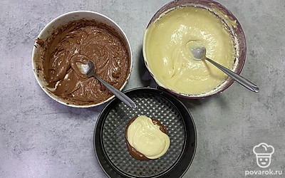 Сверху выложите столовую ложку теста без какао. 