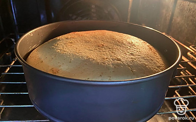 Выпекайте в духовке при 180 градусах примерно 40-50 минут. Готовность проверяйте зубочисткой. Когда при протыкании теста на зубочистке не останется следа, пирог готов.