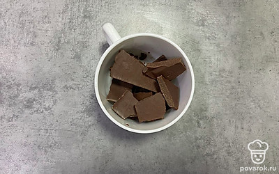 Тем временем сделайте глазурь. Шоколад разделите на дольки. 