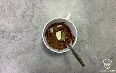 Растопите его в микроволновой печи 30 секунд импульсами по 10 секунд, чтобы он не подгорел. Добавьте в него чайную ложку сливочного масла. 