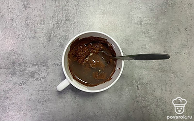 В полученную смесь влейте 30 миллилитров воды.