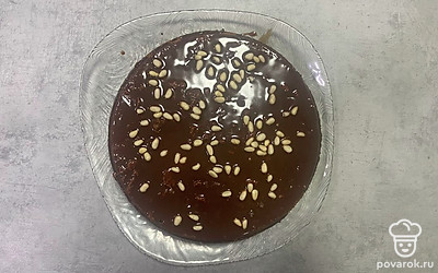 Пирог полейте шоколадной глазурью. При желании, украсьте орешками. 