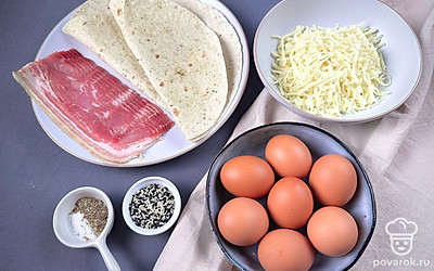 Подготовим все ингредиенты. Яйца тщательно промываем, сыр натираем на крупной терке.