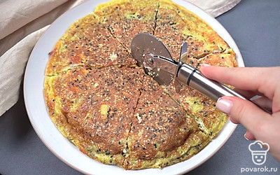 Переворачиваем пирог и доводим до готовности в течение 2 минут. Для яркого вкуса и пользы можно добавить в начинку консервированную кукурузу, бобовые или любимую свежую зелень. Приятного аппетита!