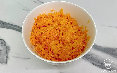 Тыкву натереть на крупной терке.