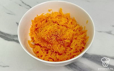 Цедру апельсина натереть на мелкой терке и добавить к тыкве.