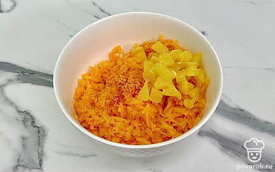 Мякоть апельсина нарезать небольшими кубиками и добавить к тыкве.