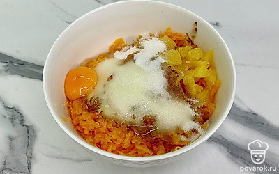 Добавить сахар (120 граммов), соль, мускатный орех, корицу и два яйца.