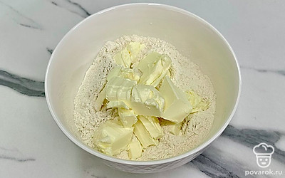 К просеянной муке добавить сливочное масло.