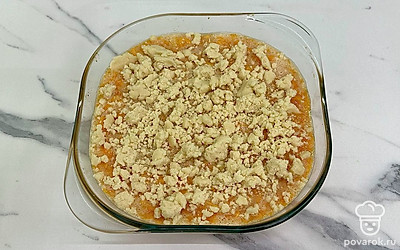 Сверху посыпать оставшимся тестом. Отправить в разогретую до 180 градусов духовку примерно на 1 час. Важно следить за корочкой, пирог должен стать румяным.