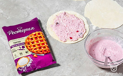 Возьмите половину теста и разделите его на 3 части. Каждую часть раскатайте в тонкий пласт и вырежьте одинаковые большие круги из каждого пласта. Теперь каждый круг смажьте начинкой и положите друга на друга. Верхний круг теста не смазывайте начинкой.