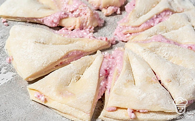 Разрежьте получившийся пирог на 8 треугольников. В каждом треугольнике по центру сделайте надрез, угол проверните через этот надрез 2 раза. Потом широкую часть треугольника скрутите к узкой.