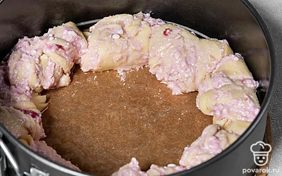 Смажьте форму для запекания сливочным маслом. Выложите получившиеся булочки по периметру формы.