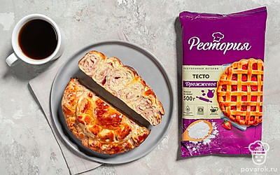 Подайте пирог с чашечкой горячего ароматного кофе или чая.