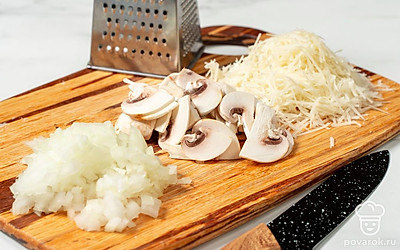 Мелко порубите лук, нарежьте шампиньоны тонкими пластинками. Измельчите сыр на средней терке. 