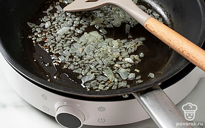 Разогрейте сковороду на огне выше среднего, налейте в нее подсолнечное масло. Обжарьте лук до легкого бежевого оттенка, регулярно помешивая.