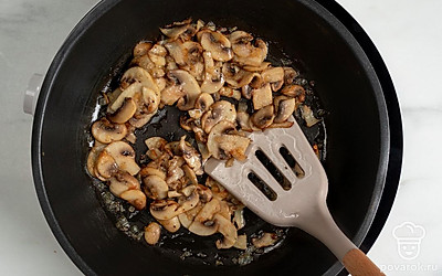 Добавьте к луку нарезанные шампиньоны, обжарьте их, помешивая, 4-5 минут, пока вся влага не выпарится, а грибы не подрумянятся. Поперчите грибы с луком, добавьте ⅓ ч. л. соли, все перемешайте и снимите сковороду с огня.