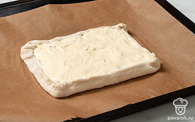 Покройте грибную начинку сметанной заливкой. Заверните свободные края теста на начинку, немного ее прикрывая. Поставьте противень в духовку и пеките пирог около 25-30 минут, пока заливка не затвердеет и не подрумянится. Дайте пирогу немного остыть перед нарезкой. 