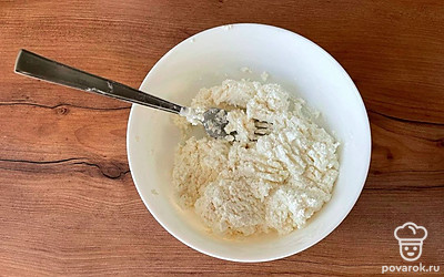 Для творожных шариков творог размять вилкой. Добавить сметану, кокосовую стружку, 20 граммов крахмала, 1 столовую ложку сиропа топинамбура и хорошо перемешать до однородности.