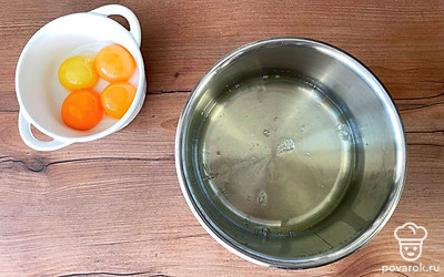 Желтки отделить от белков.