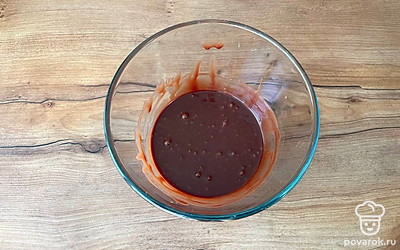 К желткам добавить сахар (сахарозаменитель), растопленный шоколад, масло и тщательно перемешать. ⠀