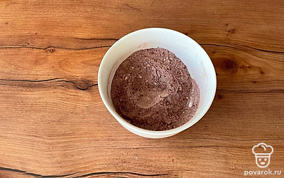 В отдельной емкости смешать муку, какао, соду и 15 граммов крахмала.