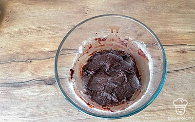 К желтково-шоколадной смеси добавить сухие ингредиенты и перемешать до однородности. Должно получиться густое тесто.