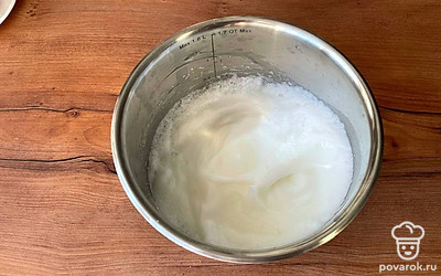 Белки взбить с щепоткой соли до крепких пиков.