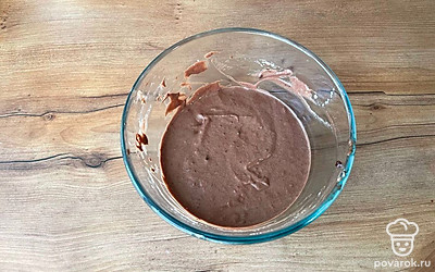 К шоколадному тесту вмешать взбитые белки в несколько заходов.