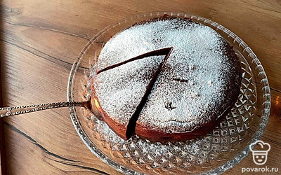 Залить шарики шоколадным тестом. Выпекать пирог в разогретой до 180 градусов духовке примерно 30 минут.