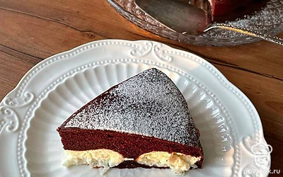 Готовый пирог остудить и подать к столу. При подаче можно посыпать сахарной пудрой.