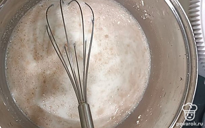 В глубокую миску насыпать 1 чайную ложку соли, 1 столовую ложку сахара, затем влить белок одного яйца. Влить 400 миллилитров молока, затем добавить 4 столовых ложки растительного масла и сухие дрожжи. Немного перемешать и оставить на 12 минут при комнатной температуре до образования шапочки.