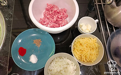 Пока тесто поднимается, приготовить начинку. Взять фарш (550 граммов), 2 луковицы, 2 картофелины, 1 чайную ложку соли, 1 чайную ложку молотого перца, 1 чайную ложку паприки и 50 граммов сливочного масла.