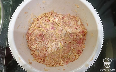 Картофель и лук мелко нашинковать, добавить к фаршу вместе со специями. Все хорошо перемешать и утрамбовать рукой. 