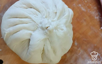 Из этих четырех частей теста сформировать четыре шара меньшего размера, раскатать их. Фарш разделить на четыре части и сделать шары меньшего размера. Раскатать тесто, положить в середину фарш и защипнуть. Будет похоже на большой мант.