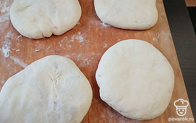 Примять его, перевернуть и сформировать лепешечки с начинкой внутри. Дать им отдохнуть 5 минут. 