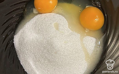 Манную крупу смешиваем со сметаной и оставляем набухать 15 минут. Яйца смешиваем с сахаром.