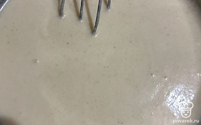 Набухшую манку со сметаной смешиваем с яйцами и сахаром, добавляем размягченное сливочное масло. Перемешиваем.